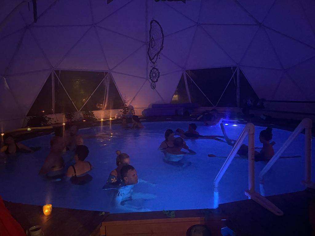 זוגות בסדנת וואטסו, צפים במים חמים בליווי המנחה